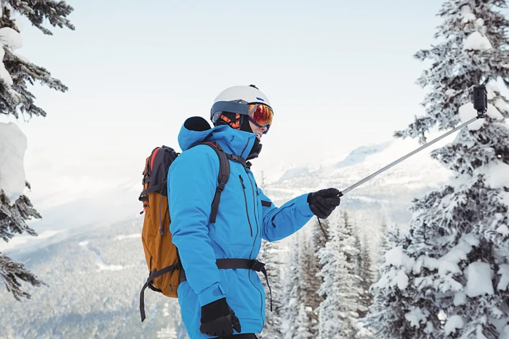 persona che usa un bastone per selfie per scattare foto di viaggio
