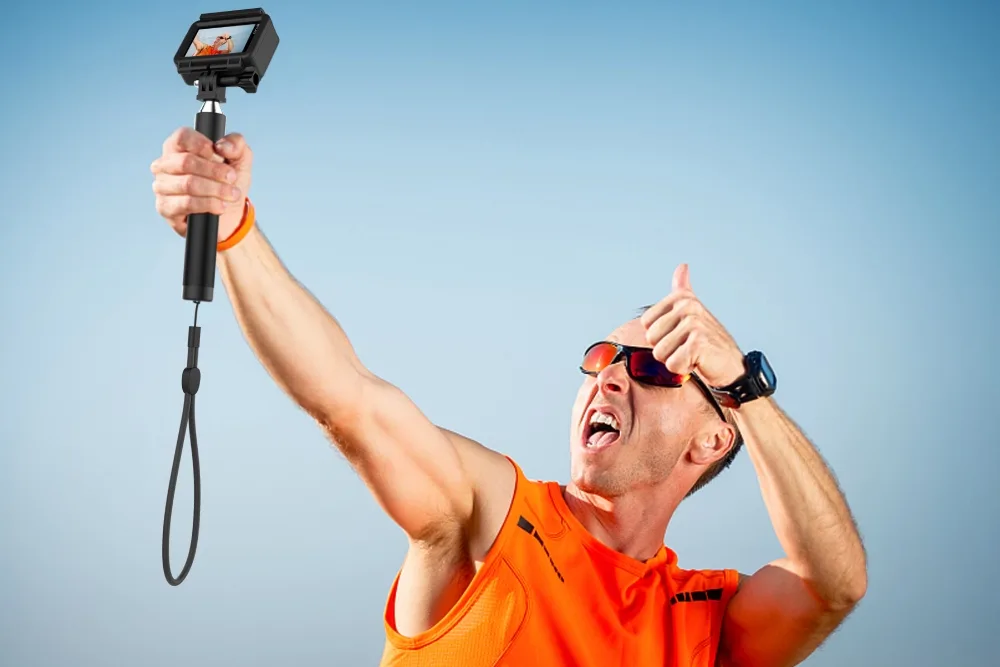 Action camera montata su un bastone per selfie