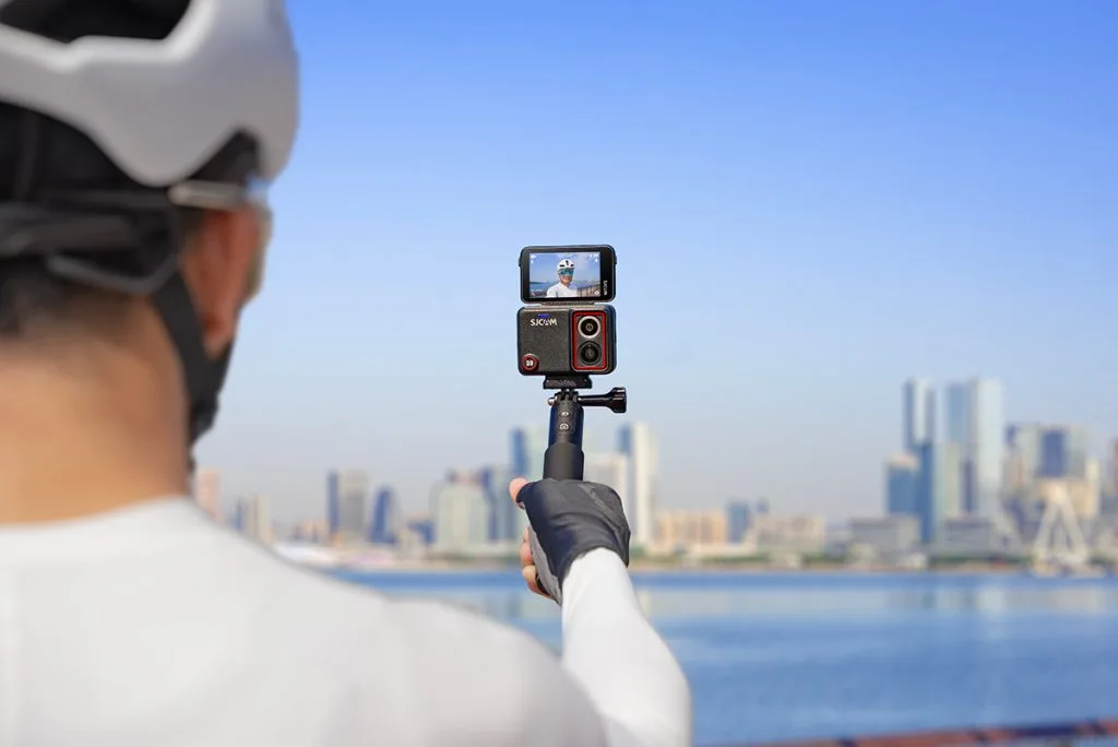 Caméra vidéo avec écran rabattable